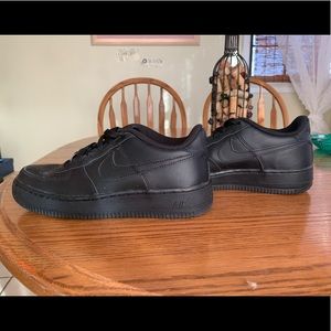 selling Nike black air forces